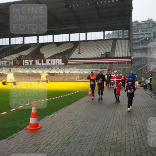 07.12.2025 - St. Pauli X-Mass-Run No. 15 Fabian Wolf http://msf.ph/oto/9394328 07.12.2025 10:24:46 Ziel 915, 974, 3152, 4078, 4079, 4091, 4092, 4135, 4136, 4155, 4177, 4496, 4497, 4530, 4541, 4542, 4766, 4780 meine-sportfotos.de