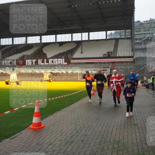 07.12.2025 - St. Pauli X-Mass-Run No. 15 Fabian Wolf http://msf.ph/oto/9394331 07.12.2025 10:24:46 Ziel 915, 974, 3152, 4078, 4079, 4091, 4092, 4135, 4136, 4155, 4177, 4496, 4497, 4530, 4541, 4542, 4766, 4780 meine-sportfotos.de