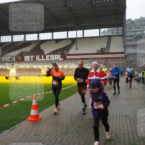07.12.2025 - St. Pauli X-Mass-Run No. 15 Fabian Wolf http://msf.ph/oto/9394338 07.12.2025 10:24:48 Ziel 915, 974, 3152, 4078, 4079, 4091, 4092, 4135, 4136, 4155, 4177, 4496, 4497, 4530, 4541, 4542, 4766, 4780 meine-sportfotos.de