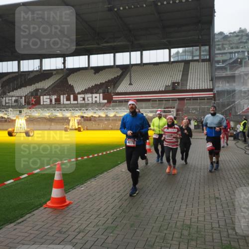 07.12.2025 - St. Pauli X-Mass-Run No. 15 Fabian Wolf http://msf.ph/oto/9394349 07.12.2025 10:24:50 Ziel 915, 974, 3152, 4078, 4079, 4091, 4092, 4135, 4136, 4155, 4177, 4496, 4497, 4530, 4541, 4542 meine-sportfotos.de