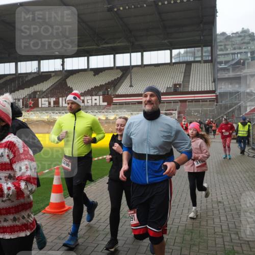 07.12.2025 - St. Pauli X-Mass-Run No. 15 Fabian Wolf http://msf.ph/oto/9394360 07.12.2025 10:24:52 Ziel 915, 974, 3152, 4078, 4079, 4091, 4092, 4135, 4136, 4155, 4177, 4474, 4496, 4497, 4530, 4541, 4542, 4846 meine-sportfotos.de