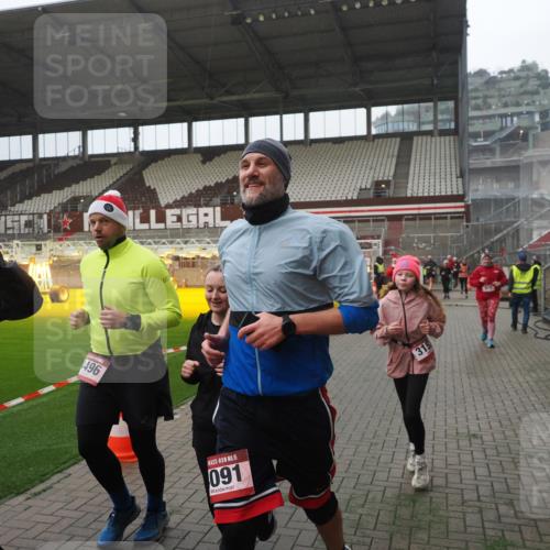 07.12.2025 - St. Pauli X-Mass-Run No. 15 Fabian Wolf http://msf.ph/oto/9394361 07.12.2025 10:24:52 Ziel 915, 974, 3152, 4078, 4079, 4091, 4092, 4135, 4136, 4155, 4177, 4474, 4496, 4497, 4530, 4541, 4542, 4846 meine-sportfotos.de