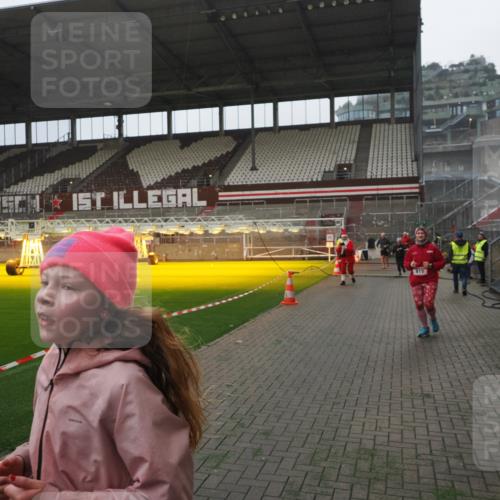 07.12.2025 - St. Pauli X-Mass-Run No. 15 Fabian Wolf http://msf.ph/oto/9394367 07.12.2025 10:24:53 Ziel 915, 974, 3152, 4078, 4079, 4091, 4092, 4135, 4136, 4155, 4177, 4474, 4496, 4497, 4530, 4541, 4542, 4846 meine-sportfotos.de