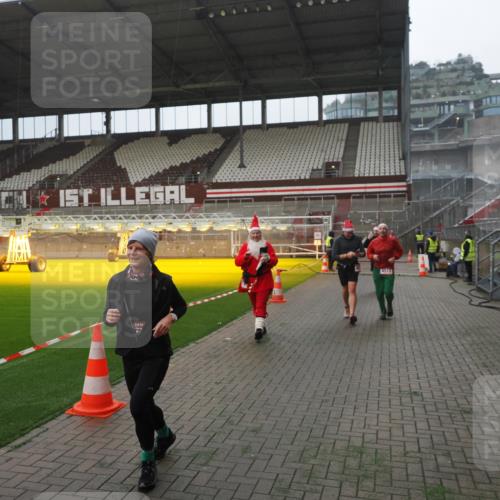 07.12.2025 - St. Pauli X-Mass-Run No. 15 Fabian Wolf http://msf.ph/oto/9394385 07.12.2025 10:25:01 Ziel 915, 974, 1012, 3152, 4078, 4091, 4092, 4177, 4431, 4474, 4496, 4497, 4513, 4514, 4530, 4846 meine-sportfotos.de