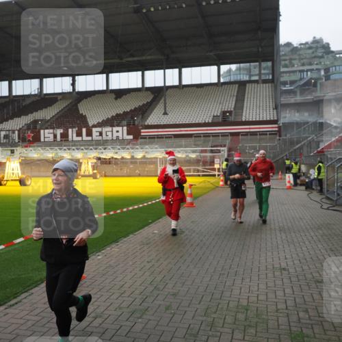 07.12.2025 - St. Pauli X-Mass-Run No. 15 Fabian Wolf http://msf.ph/oto/9394386 07.12.2025 10:25:01 Ziel 915, 974, 1012, 3152, 4078, 4091, 4092, 4177, 4431, 4474, 4496, 4497, 4513, 4514, 4530, 4846 meine-sportfotos.de