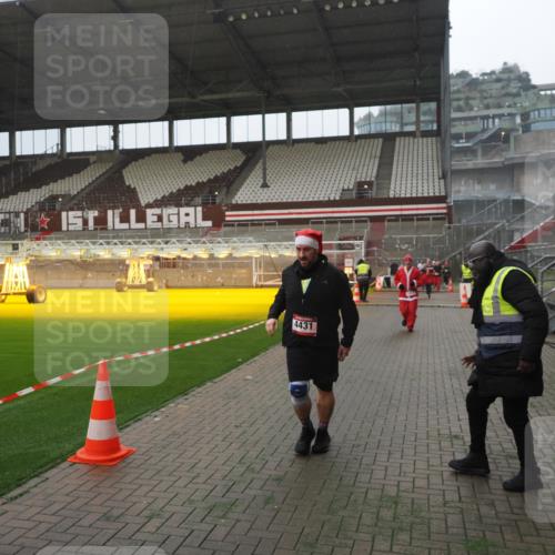 07.12.2025 - St. Pauli X-Mass-Run No. 15 Fabian Wolf http://msf.ph/oto/9394400 07.12.2025 10:25:05 Ziel 915, 1012, 4335, 4431, 4474, 4513, 4514, 4846 meine-sportfotos.de