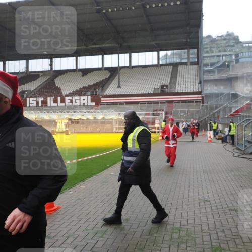 07.12.2025 - St. Pauli X-Mass-Run No. 15 Fabian Wolf http://msf.ph/oto/9394404 07.12.2025 10:25:07 Ziel 1012, 3962, 4335, 4431, 4474, 4513, 4514, 4846 meine-sportfotos.de