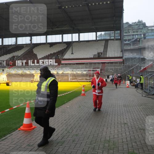 07.12.2025 - St. Pauli X-Mass-Run No. 15 Fabian Wolf http://msf.ph/oto/9394408 07.12.2025 10:25:07 Ziel 1012, 3962, 4335, 4431, 4474, 4513, 4514, 4846 meine-sportfotos.de