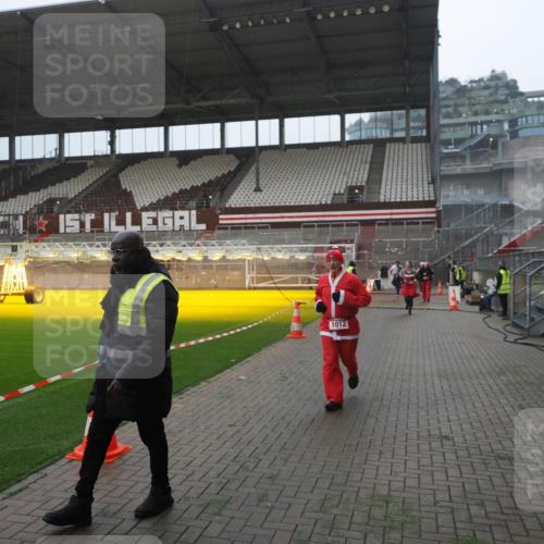 07.12.2025 - St. Pauli X-Mass-Run No. 15 Fabian Wolf http://msf.ph/oto/9394409 07.12.2025 10:25:08 Ziel 1012, 1987, 1995, 3962, 4335, 4431, 4474, 4513, 4514, 4846 meine-sportfotos.de