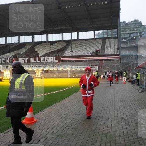 07.12.2025 - St. Pauli X-Mass-Run No. 15 Fabian Wolf http://msf.ph/oto/9394411 07.12.2025 10:25:08 Ziel 1012, 1987, 1995, 3962, 4335, 4431, 4474, 4513, 4514, 4846 meine-sportfotos.de