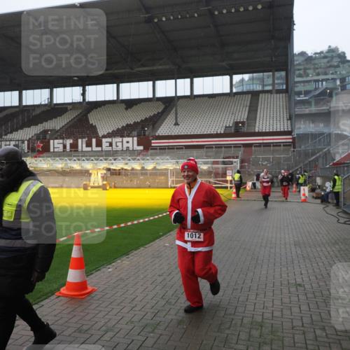 07.12.2025 - St. Pauli X-Mass-Run No. 15 Fabian Wolf http://msf.ph/oto/9394413 07.12.2025 10:25:08 Ziel 1012, 1987, 1995, 3962, 4335, 4431, 4474, 4513, 4514, 4846 meine-sportfotos.de