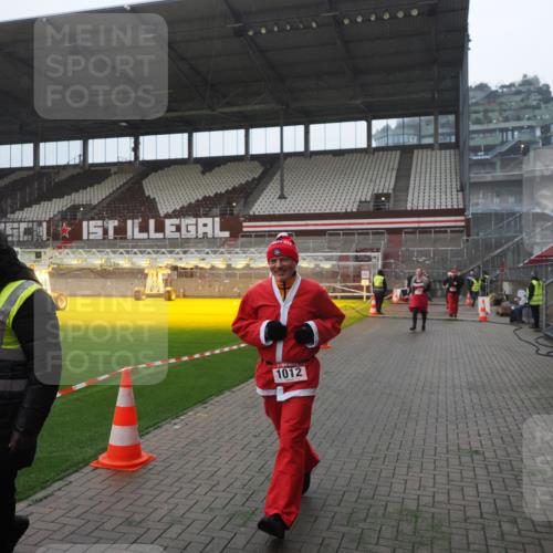07.12.2025 - St. Pauli X-Mass-Run No. 15 Fabian Wolf http://msf.ph/oto/9394414 07.12.2025 10:25:09 Ziel 1012, 1977, 1987, 1995, 3962, 4335, 4431, 4474, 4513, 4514, 4846 meine-sportfotos.de