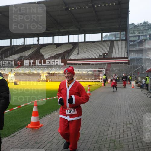 07.12.2025 - St. Pauli X-Mass-Run No. 15 Fabian Wolf http://msf.ph/oto/9394415 07.12.2025 10:25:09 Ziel 1012, 1977, 1987, 1995, 3962, 4335, 4431, 4474, 4513, 4514, 4846 meine-sportfotos.de