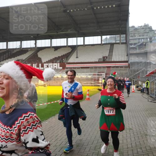 07.12.2025 - St. Pauli X-Mass-Run No. 15 Fabian Wolf http://msf.ph/oto/9394438 07.12.2025 10:25:17 Ziel 1012, 1247, 1977, 1987, 1995, 3962, 4118, 4119, 4121, 4201, 4204, 4284, 4335, 4445, 4482, 4485 meine-sportfotos.de