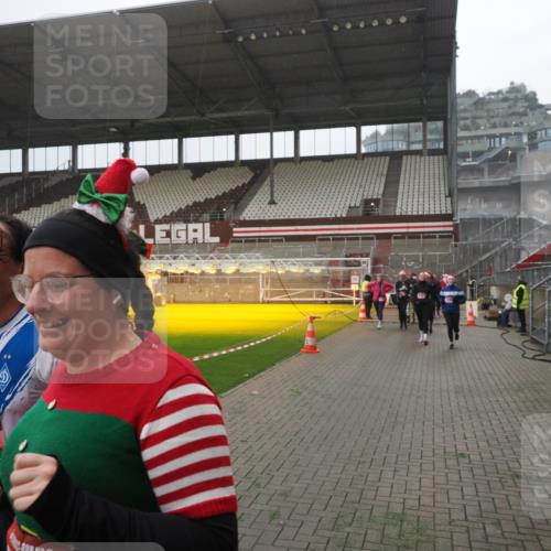 07.12.2025 - St. Pauli X-Mass-Run No. 15 Fabian Wolf http://msf.ph/oto/9394442 07.12.2025 10:25:18 Ziel 1012, 1247, 1631, 1977, 1987, 1995, 2029, 3962, 4118, 4119, 4121, 4201, 4204, 4284, 4335, 4445, 4482, 4485 meine-sportfotos.de