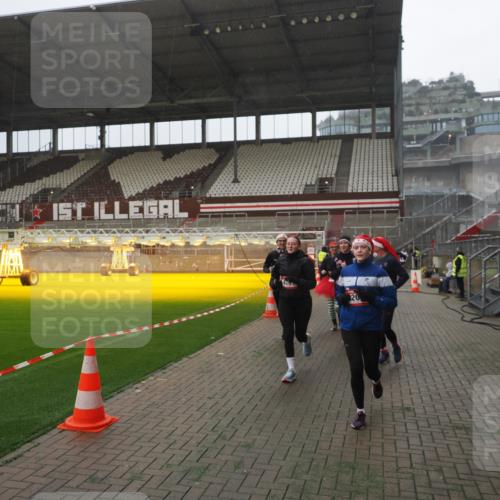 07.12.2025 - St. Pauli X-Mass-Run No. 15 Fabian Wolf http://msf.ph/oto/9394447 07.12.2025 10:25:22 Ziel 1247, 1631, 1977, 1987, 1995, 2029, 3962, 4118, 4119, 4121, 4201, 4204, 4284, 4335, 4445, 4482, 4485 meine-sportfotos.de
