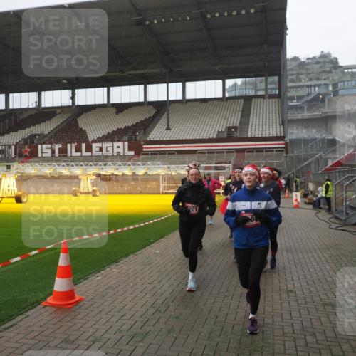 07.12.2025 - St. Pauli X-Mass-Run No. 15 Fabian Wolf http://msf.ph/oto/9394449 07.12.2025 10:25:22 Ziel 1247, 1631, 1977, 1987, 1995, 2029, 3962, 4118, 4119, 4121, 4201, 4204, 4284, 4335, 4445, 4482, 4485 meine-sportfotos.de