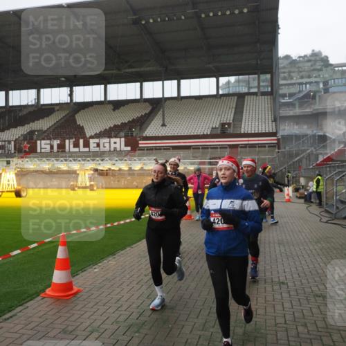 07.12.2025 - St. Pauli X-Mass-Run No. 15 Fabian Wolf http://msf.ph/oto/9394451 07.12.2025 10:25:23 Ziel 1247, 1631, 1977, 1987, 1995, 2029, 3962, 4118, 4119, 4121, 4201, 4204, 4284, 4335, 4445, 4482, 4485 meine-sportfotos.de