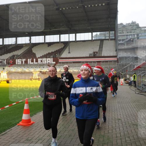 07.12.2025 - St. Pauli X-Mass-Run No. 15 Fabian Wolf http://msf.ph/oto/9394453 07.12.2025 10:25:23 Ziel 1247, 1631, 1977, 1987, 1995, 2029, 3962, 4118, 4119, 4121, 4201, 4204, 4284, 4335, 4445, 4482, 4485 meine-sportfotos.de