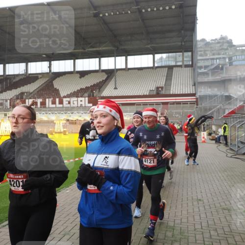 07.12.2025 - St. Pauli X-Mass-Run No. 15 Fabian Wolf http://msf.ph/oto/9394455 07.12.2025 10:25:23 Ziel 1247, 1631, 1977, 1987, 1995, 2029, 3962, 4118, 4119, 4121, 4201, 4204, 4284, 4335, 4445, 4482, 4485 meine-sportfotos.de