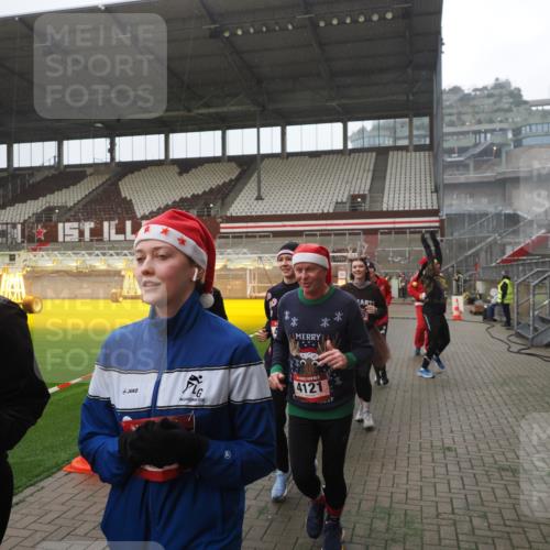 07.12.2025 - St. Pauli X-Mass-Run No. 15 Fabian Wolf http://msf.ph/oto/9394456 07.12.2025 10:25:24 Ziel 1247, 1631, 1977, 1987, 1995, 2029, 3962, 4118, 4119, 4121, 4201, 4204, 4284, 4335, 4445, 4482, 4485 meine-sportfotos.de