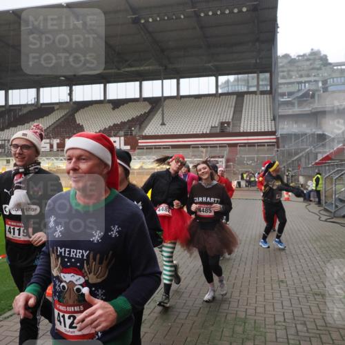 07.12.2025 - St. Pauli X-Mass-Run No. 15 Fabian Wolf http://msf.ph/oto/9394459 07.12.2025 10:25:24 Ziel 1247, 1631, 1977, 1987, 1995, 2029, 3962, 4118, 4119, 4121, 4201, 4204, 4284, 4335, 4445, 4482, 4485 meine-sportfotos.de