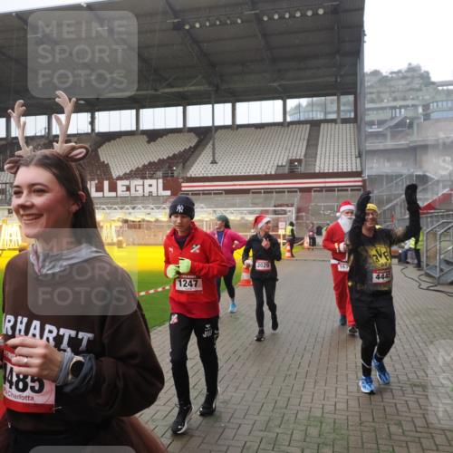 07.12.2025 - St. Pauli X-Mass-Run No. 15 Fabian Wolf http://msf.ph/oto/9394465 07.12.2025 10:25:26 Ziel 1247, 1631, 1977, 1987, 1995, 2029, 2680, 3962, 4118, 4119, 4121, 4201, 4204, 4284, 4445, 4482, 4485 meine-sportfotos.de