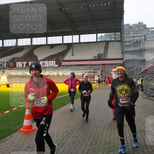 07.12.2025 - St. Pauli X-Mass-Run No. 15 Fabian Wolf http://msf.ph/oto/9394467 07.12.2025 10:25:26 Ziel 1247, 1631, 1977, 1987, 1995, 2029, 2680, 3962, 4118, 4119, 4121, 4201, 4204, 4284, 4445, 4482, 4485 meine-sportfotos.de