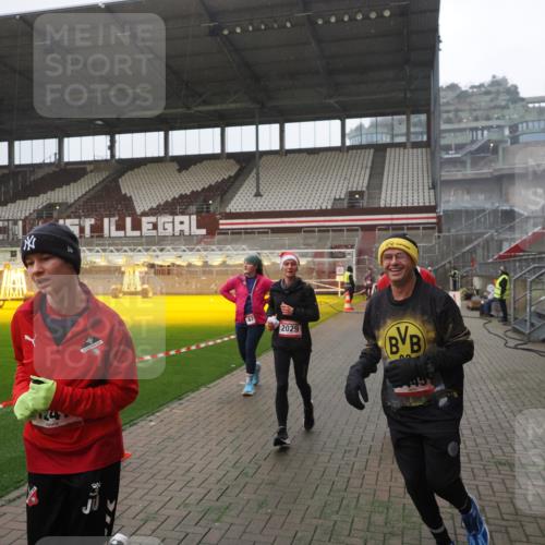 07.12.2025 - St. Pauli X-Mass-Run No. 15 Fabian Wolf http://msf.ph/oto/9394468 07.12.2025 10:25:26 Ziel 1247, 1631, 1977, 1987, 1995, 2029, 2680, 3962, 4118, 4119, 4121, 4201, 4204, 4284, 4445, 4482, 4485 meine-sportfotos.de