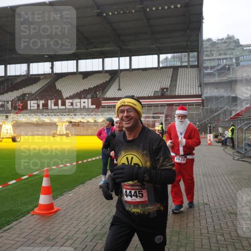07.12.2025 - St. Pauli X-Mass-Run No. 15 Fabian Wolf http://msf.ph/oto/9394470 07.12.2025 10:25:27 Ziel 1247, 1631, 1977, 1987, 1995, 2029, 2680, 3962, 4118, 4119, 4121, 4201, 4204, 4284, 4372, 4373, 4445, 4482, 4485 meine-sportfotos.de