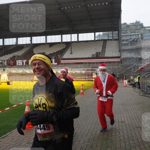 07.12.2025 - St. Pauli X-Mass-Run No. 15 Fabian Wolf http://msf.ph/oto/9394471 07.12.2025 10:25:27 Ziel 1247, 1631, 1977, 1987, 1995, 2029, 2680, 3962, 4118, 4119, 4121, 4201, 4204, 4284, 4372, 4373, 4445, 4482, 4485 meine-sportfotos.de
