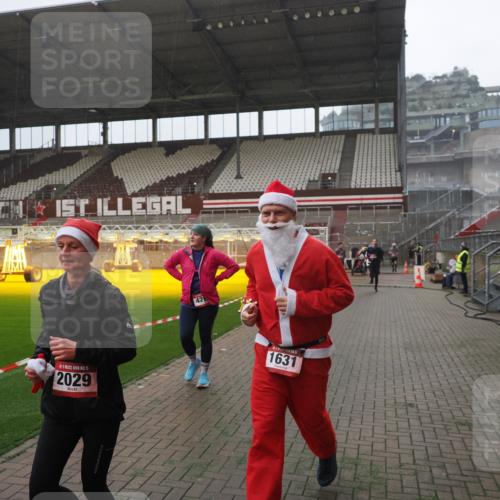 07.12.2025 - St. Pauli X-Mass-Run No. 15 Fabian Wolf http://msf.ph/oto/9394474 07.12.2025 10:25:27 Ziel 1247, 1631, 1977, 1987, 1995, 2029, 2680, 3962, 4118, 4119, 4121, 4201, 4204, 4284, 4372, 4373, 4445, 4482, 4485 meine-sportfotos.de