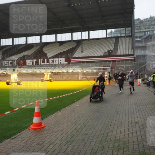 07.12.2025 - St. Pauli X-Mass-Run No. 15 Fabian Wolf http://msf.ph/oto/9394511 07.12.2025 10:25:35 Ziel 50, 129, 211, 404, 1069, 1247, 1631, 2029, 2680, 3742, 4118, 4119, 4162, 4164, 4202, 4372, 4373, 4445, 4482, 4485 meine-sportfotos.de
