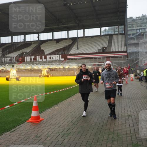 07.12.2025 - St. Pauli X-Mass-Run No. 15 Fabian Wolf http://msf.ph/oto/9394527 07.12.2025 10:25:38 Ziel 50, 129, 211, 404, 1069, 1631, 2029, 2680, 3742, 3779, 4162, 4164, 4202, 4372, 4373, 4501 meine-sportfotos.de