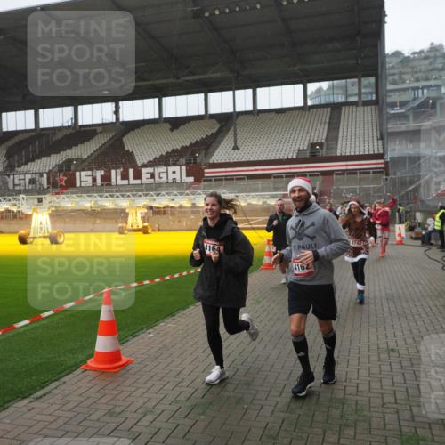 07.12.2025 - St. Pauli X-Mass-Run No. 15 Fabian Wolf http://msf.ph/oto/9394529 07.12.2025 10:25:39 Ziel 50, 129, 211, 369, 398, 404, 1069, 2104, 2680, 3742, 3779, 4162, 4164, 4202, 4372, 4373, 4501 meine-sportfotos.de