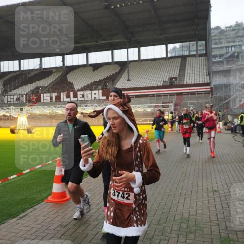 07.12.2025 - St. Pauli X-Mass-Run No. 15 Fabian Wolf http://msf.ph/oto/9394540 07.12.2025 10:25:41 Ziel 50, 129, 211, 369, 374, 387, 398, 404, 1069, 2041, 2104, 2149, 2215, 2680, 3742, 3779, 4162, 4164, 4202, 4372, 4373, 4501 meine-sportfotos.de