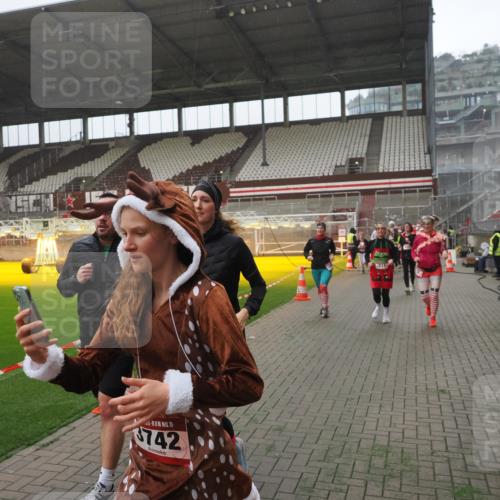 07.12.2025 - St. Pauli X-Mass-Run No. 15 Fabian Wolf http://msf.ph/oto/9394541 07.12.2025 10:25:41 Ziel 50, 129, 211, 369, 374, 387, 398, 404, 1069, 2041, 2104, 2149, 2215, 2680, 3742, 3779, 4162, 4164, 4202, 4372, 4373, 4501 meine-sportfotos.de