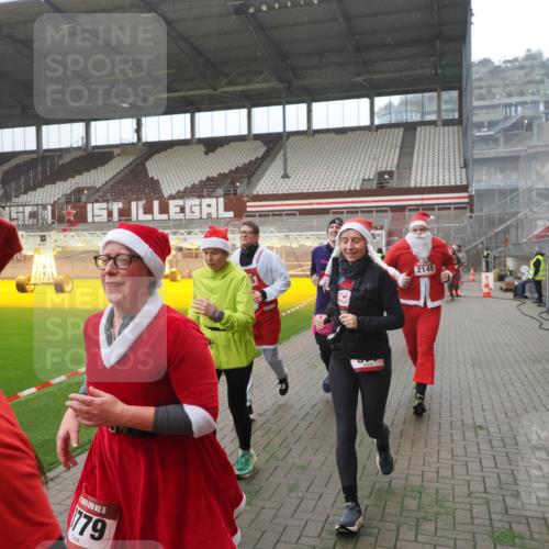 07.12.2025 - St. Pauli X-Mass-Run No. 15 Fabian Wolf http://msf.ph/oto/9394570 07.12.2025 10:25:48 Ziel 50, 129, 211, 369, 374, 387, 398, 404, 1069, 1227, 1538, 1581, 1586, 2041, 2104, 2106, 2149, 2191, 2215, 2896, 3742, 3779, 3910, 3918, 4162, 4164, 4202, 4300, 4301, 4501 meine-sportfotos.de