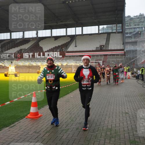 07.12.2025 - St. Pauli X-Mass-Run No. 15 Fabian Wolf http://msf.ph/oto/9394582 07.12.2025 10:25:51 Ziel 50, 129, 211, 369, 374, 387, 398, 404, 1069, 1227, 1538, 1561, 1581, 1586, 2041, 2104, 2106, 2149, 2191, 2215, 2896, 3742, 3779, 3805, 3910, 3918, 4300, 4301, 4501, 4775, 4782 meine-sportfotos.de
