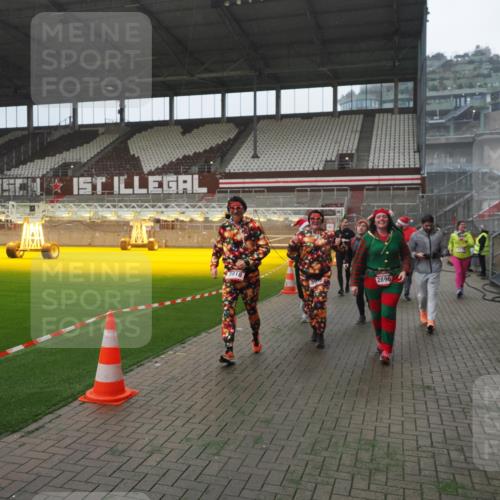07.12.2025 - St. Pauli X-Mass-Run No. 15 Fabian Wolf http://msf.ph/oto/9394591 07.12.2025 10:25:54 Ziel 50, 211, 369, 374, 387, 398, 422, 1069, 1227, 1538, 1561, 1581, 1586, 2041, 2104, 2106, 2149, 2191, 2215, 2896, 3779, 3805, 3910, 3918, 4300, 4301, 4501, 4775, 4782 meine-sportfotos.de