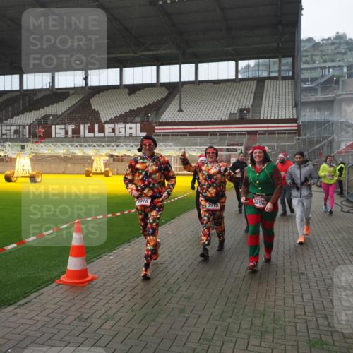 07.12.2025 - St. Pauli X-Mass-Run No. 15 Fabian Wolf http://msf.ph/oto/9394593 07.12.2025 10:25:54 Ziel 50, 211, 369, 374, 387, 398, 422, 1069, 1227, 1538, 1561, 1581, 1586, 2041, 2104, 2106, 2149, 2191, 2215, 2896, 3779, 3805, 3910, 3918, 4300, 4301, 4501, 4775, 4782 meine-sportfotos.de