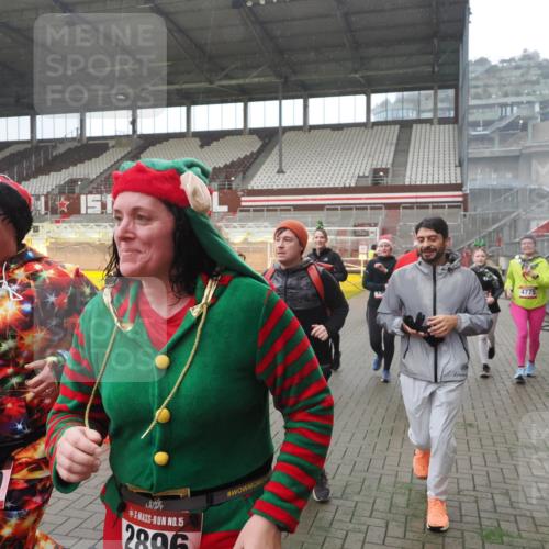 07.12.2025 - St. Pauli X-Mass-Run No. 15 Fabian Wolf http://msf.ph/oto/9394602 07.12.2025 10:25:56 Ziel 369, 374, 387, 398, 422, 1227, 1538, 1561, 1581, 1586, 2041, 2104, 2106, 2149, 2191, 2215, 2896, 3779, 3805, 3910, 3918, 4300, 4301, 4492, 4501, 4775, 4782 meine-sportfotos.de