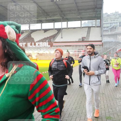 07.12.2025 - St. Pauli X-Mass-Run No. 15 Fabian Wolf http://msf.ph/oto/9394603 07.12.2025 10:25:56 Ziel 369, 374, 387, 398, 422, 1227, 1538, 1561, 1581, 1586, 2041, 2104, 2106, 2149, 2191, 2215, 2896, 3779, 3805, 3910, 3918, 4300, 4301, 4492, 4501, 4775, 4782 meine-sportfotos.de