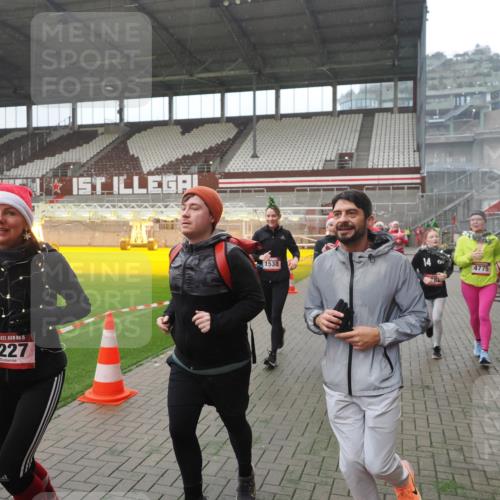 07.12.2025 - St. Pauli X-Mass-Run No. 15 Fabian Wolf http://msf.ph/oto/9394604 07.12.2025 10:25:56 Ziel 369, 374, 387, 398, 422, 1227, 1538, 1561, 1581, 1586, 2041, 2104, 2106, 2149, 2191, 2215, 2896, 3779, 3805, 3910, 3918, 4300, 4301, 4492, 4501, 4775, 4782 meine-sportfotos.de