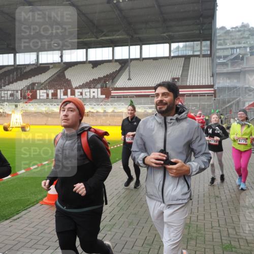 07.12.2025 - St. Pauli X-Mass-Run No. 15 Fabian Wolf http://msf.ph/oto/9394605 07.12.2025 10:25:56 Ziel 369, 374, 387, 398, 422, 1227, 1538, 1561, 1581, 1586, 2041, 2104, 2106, 2149, 2191, 2215, 2896, 3779, 3805, 3910, 3918, 4300, 4301, 4492, 4501, 4775, 4782 meine-sportfotos.de