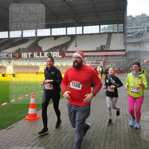 07.12.2025 - St. Pauli X-Mass-Run No. 15 Fabian Wolf http://msf.ph/oto/9394609 07.12.2025 10:25:57 Ziel 369, 374, 387, 398, 422, 1227, 1538, 1561, 1581, 1586, 2041, 2104, 2106, 2149, 2191, 2215, 2896, 3779, 3805, 3910, 3918, 4300, 4301, 4492, 4775, 4782 meine-sportfotos.de