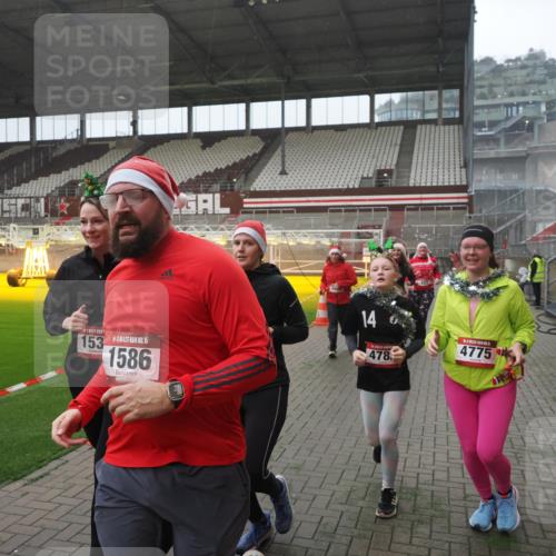 07.12.2025 - St. Pauli X-Mass-Run No. 15 Fabian Wolf http://msf.ph/oto/9394611 07.12.2025 10:25:58 Ziel 369, 374, 387, 398, 422, 1227, 1538, 1561, 1581, 1586, 2041, 2104, 2106, 2149, 2191, 2215, 2896, 3779, 3805, 3910, 3918, 4300, 4301, 4492, 4775, 4782 meine-sportfotos.de