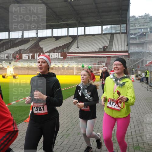 07.12.2025 - St. Pauli X-Mass-Run No. 15 Fabian Wolf http://msf.ph/oto/9394613 07.12.2025 10:25:58 Ziel 369, 374, 387, 398, 422, 1227, 1538, 1561, 1581, 1586, 2041, 2104, 2106, 2149, 2191, 2215, 2896, 3779, 3805, 3910, 3918, 4300, 4301, 4492, 4775, 4782 meine-sportfotos.de