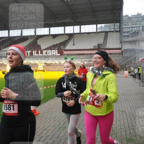 07.12.2025 - St. Pauli X-Mass-Run No. 15 Fabian Wolf http://msf.ph/oto/9394614 07.12.2025 10:25:58 Ziel 369, 374, 387, 398, 422, 1227, 1538, 1561, 1581, 1586, 2041, 2104, 2106, 2149, 2191, 2215, 2896, 3779, 3805, 3910, 3918, 4300, 4301, 4492, 4775, 4782 meine-sportfotos.de