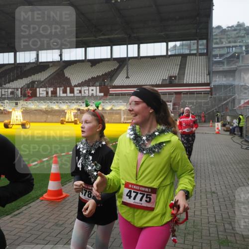 07.12.2025 - St. Pauli X-Mass-Run No. 15 Fabian Wolf http://msf.ph/oto/9394615 07.12.2025 10:25:58 Ziel 369, 374, 387, 398, 422, 1227, 1538, 1561, 1581, 1586, 2041, 2104, 2106, 2149, 2191, 2215, 2896, 3779, 3805, 3910, 3918, 4300, 4301, 4492, 4775, 4782 meine-sportfotos.de